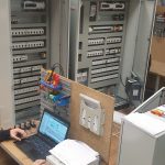 Dostawa szaf zasilająco-sterujących dla wentylacji oddymiania dla budynku mieszkalnego we Wrocławiu. Próby jakościowe szaf na produkcji.