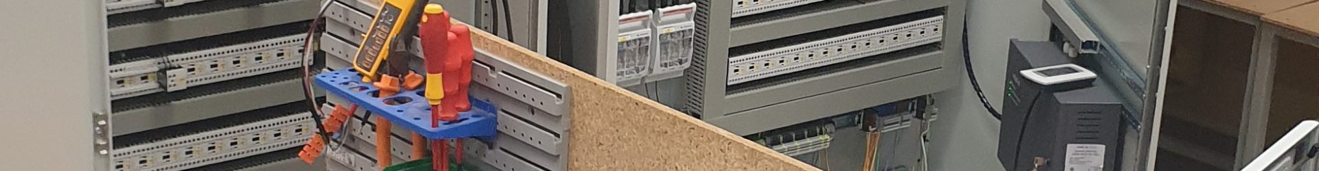 Dostawa szaf zasilająco-sterujących dla wentylacji oddymiania dla budynku mieszkalnego we Wrocławiu. Próby jakościowe szaf na produkcji.